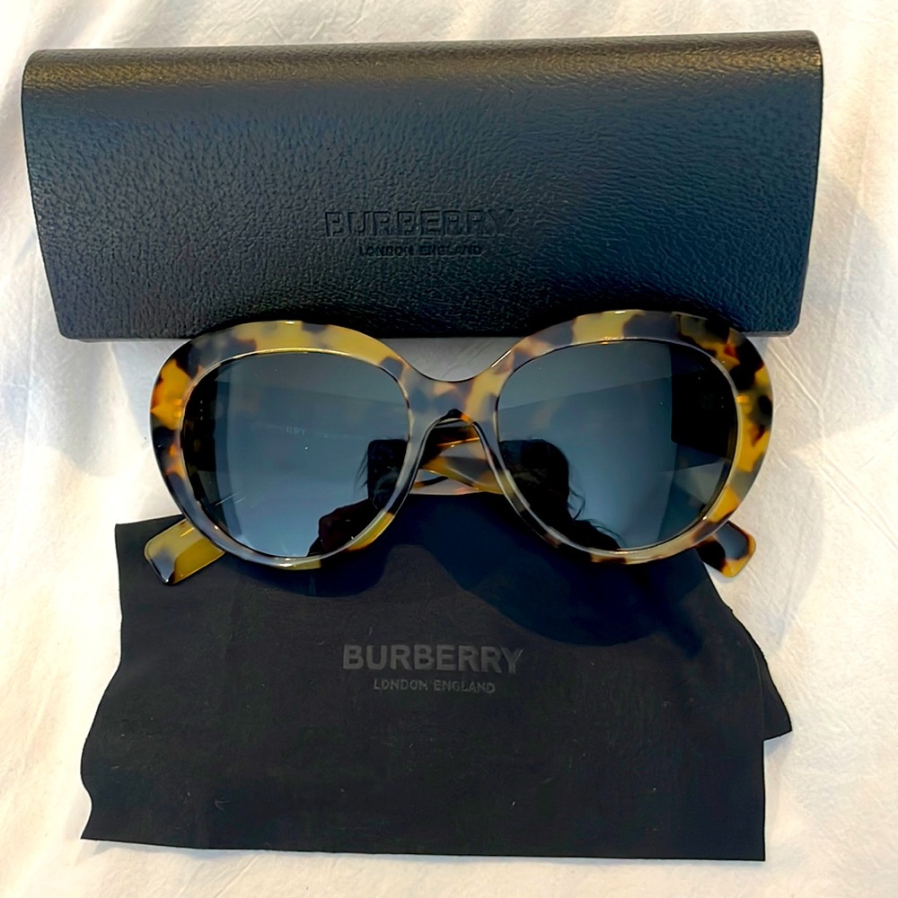 Burberry sunglasses New!